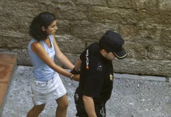 La mujer que, presuntamente, mató a su hija, saliendo ayer del Juzgado de Guardia de Alicante. (Foto: MANUEL LORENZOI)