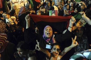 Cientos de personas celebraron en Bengasi el avance de los rebeldes en Trípoli. (Foto: EFE-STR)