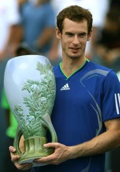 Cara y cruz en Cincinnati. Murray recibe el trofeo, Djokovic es atendido por el fisioterapeuta. (Foto: MARK LYONS)