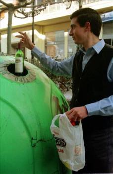 Un hombre recicla botellas de cristal (Foto: Archivo EFE)