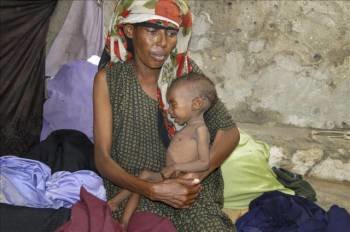 Una madre somalí sostenía ayer a su hijo malnutrido (Foto: EFE)