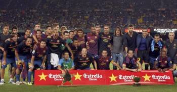 La plantilla del Barcelona posa en el Camp Nou tras finalizar el Trofeo Joan Gamper (Foto: ALBERT OLIVE)