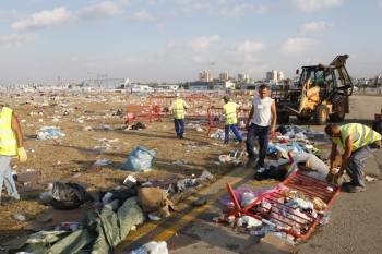 Las brigadas de limpieza comenzaron a recoger la basura acumulada en la base aérea de Cuatro Vientos. (Foto: J.L. PINO)