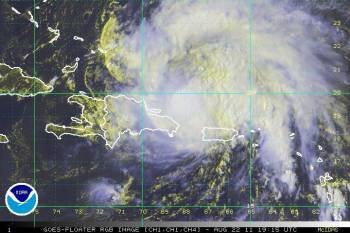 Imagen satelital suministrada por la NOAA que muestra el paso del huracán 'Irene', el primero de la temporada de ciclones del Atlántico, hoy, lunes 22 de agosto 2011, por Puerto Rico y que dejó a alrededor de 600.000 personas sin servicio eléctrico. 