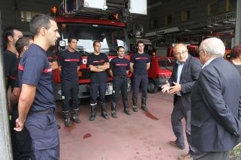 El alcalde conversa con Gálvez, en presencia de los bomberos.