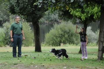 Uno de los perros recupera el objeto lanzado por una niña durante las pruebas de obediencia. (Foto: MARTIÑO PINAL)