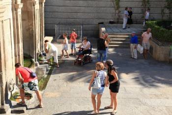 Un grupo de turistas visitan As Burgas, uno de los principales atractivos de Ourense.  (Foto: JOSÉ PAZ)