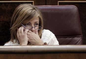 Valenciano conversa por teléfono durante el pleno extraordinario en la Cámara Baja.  (Foto: EMILIO NARANJO)