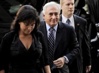 Strauss-Kahn, acompañado por su esposa, a su llegada al tribunal de Manhattan. (Foto: JUSTIN LANE)