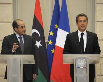El presidente francés, Nicolás Sarkozy (i) y el presidente del Consejo de Transición Libia (CNT) y jefe de Relaciones Exteriores, Mahmoud JibrilL