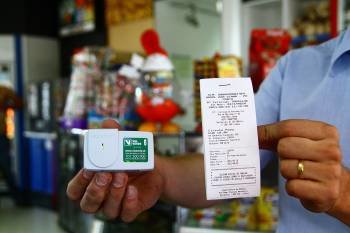 Los dos métodos de pago para pagar en las autovías lusas. El dispositivo verde o el ticket. (Foto: CARLOS PEREIRA)