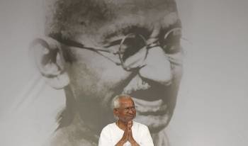 Anna Hazare se dirige a sus seguidores en su noveno día de ayuno, ante una imagen de Gandhi (Foto: Anindito Mukherjee)