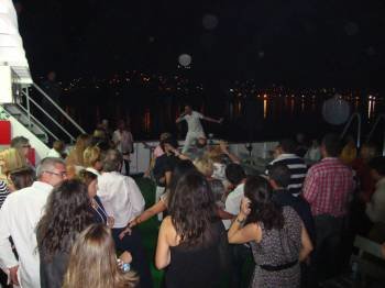 La pista de baile se desplazó hasta el exterior del barco, donde los pasajeros pudieron disfrutar de las espectaculares vistas nocturnas de la Ría (Foto: BORJA T./S.E.)