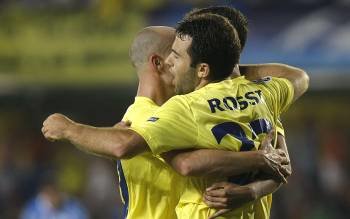 Rossi, del Villarreal, felicitado por uno de sus goles ante el Odense (Foto: Domenech Castelló)