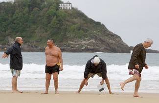 Un grupo de jubilados en la playa (Foto: efe)
