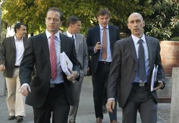 Luis Rubiales (d) y Jesús Díaz, presidente y vicepresidente respectivamente de la Asociación de Futbolistas Españoles (AFE), a su llegada a la sede de la liga de Fútbol Profesional (LFP) 