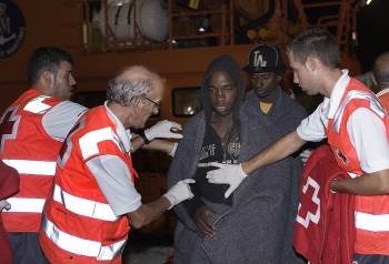 Llegada al puerto de Motril, en Granada, de 42 inmigrantes subsaharianos que Salvamento Martítimo ha rescatado esta noche a unas diez millas al norte de Alborán.