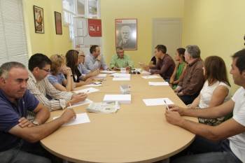 En la imagen, miembros de la directiva provincial del PSOE, reunidos. (Foto: MIGUEL ÁNGEL)