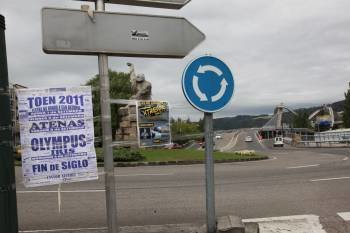 Los carteles cuelgan de las señales de la zona de Os Remedios. (Foto: JOSÉ PAZ)