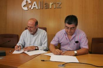 Francisco García y Manuel Míguez, en la firma del convenio que permitirá la cría de bueyes. (Foto: MARCOS ATRIO)