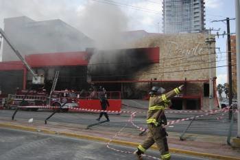 Bomberos tratan de apagar un incendio, tras el ataque con una granada contra el Casino Royal en Monterrey (México). Al menos seis personas murieron y otras cinco resultaron heridas mientras que otro grupo quedó atrapado po