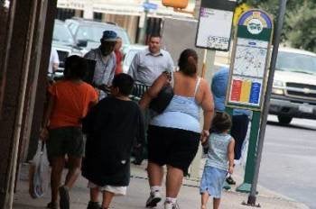 Imagen de varias personas con obesidad caminando por la calle (Foto: Archivo EFE)