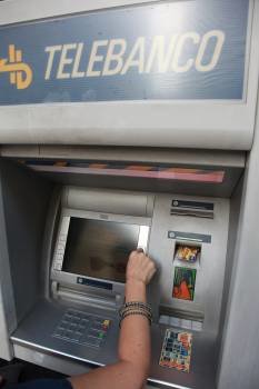 Una cliente de un banco extrae dinero de un cajero de la ciudad. (Foto: JOSÉ PAZ)