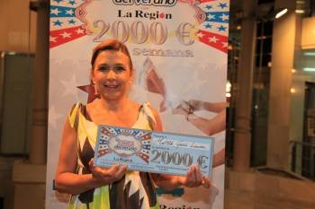Matilde García, con el tercer cheque de 2.000 euros. (Foto: MARTIÑO PINAL)