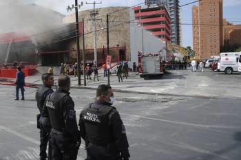 Aspecto que presentaba el casino de Monterrey después del ataque de los sicarios. (Foto: S.T.R)