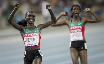 La keniana Vivian Cheruiyot (i) seguida por su compatriota Sally Kipyego tras lograr la primera y segunda posición en la final femenina de 10.000 metros Mundiales de atletismo que se disputan hoy en Daegu. (Foto: Emilio Naranjo)
