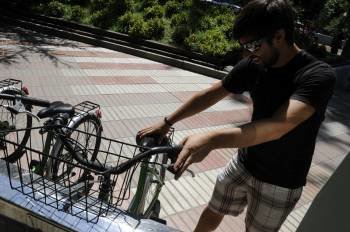 Un usuario se dispone a tomar una de las bicicletas del servicio municipal. (Foto: MARTIÑO PINAL)