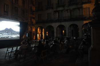 Proyección de cine en la Praza de San Martiño. (Foto: MARTIÑO PINAL)