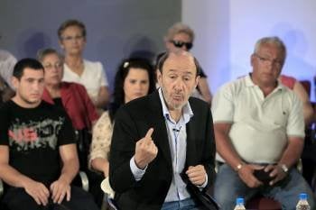 El candidato del PSOE a la Presidencia del Gobierno, Alfredo Pérez Rubalcaba ayer en Fuenlabrada. (Foto: GUSTAVO CUEVAS)