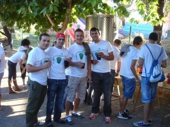 Un grupo de jóvenes 'asiduos' al evento que se celebra en Entoma (Foto: R.P.)