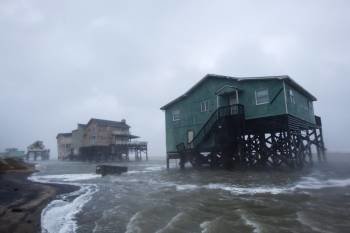 Unas casas sufren el azote del huracán 'Irene' en Nags Head, Carolina del Norte. (Foto: J. L SCALZO)