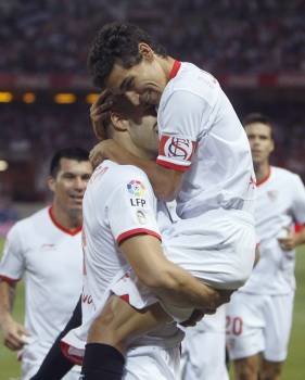 Negredo se abraza a Jesús Navastras conseguir ayer el primer gol de su equipo en Sevilla. (Foto: J. FERRERAS)