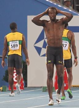 El jamaicano Usaint Bolt se lamenta después de la salida falsa que provocó su descalificación. (Foto: YONHAPNEWS)
