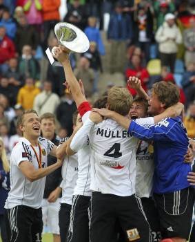 Los alemanes, con la copa. (Foto: R. WEIHRAUCH)