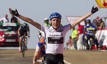 Daniel Martin levanta losbrazos como vencedor en la meta situada en La Covatilla. (Foto: JOSÉ MANUEL VIDAL)
