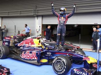 Vettel celebra sobre su monoplaza en la calle de garajes su victoria en el gran premio (Foto: SRDJAN SUKI)