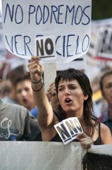 Un joven manifestante, en Madrid (Foto: Luca Piergiovanni)