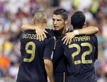 Cristiano Ronaldo celebra uno de sus goles con Benzema y Di María.