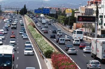 Un grupo de coches circulando por una carretera. El número de accidentes se redujo en agosto. (Foto: ARCHIVO)