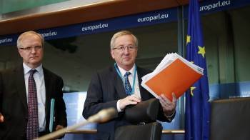 Olli Rehn (i.), responsable económico de la UE y Jean-Claude Juncker, presidente del Eurogrupro.  (Foto: OLIVIER HOSLET)