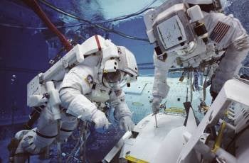 Los astronautas que vayana Marte, además de astrofísica, tendrán que saber cultivar y cocinar. (Foto: ARCHIVO)