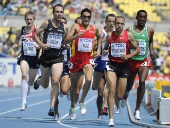 El atleta español Diego Ruiz (c) compite junto a James Shane (i), Nicholas Willis (2i) de Nueva Zelanda y Mohamed Moustaoui (2d) de Marruecos hoy, martes 30 de agosto de 2011, en la prueba de 1500 metros de la 13 edición de los Mundiales de Atletismo en D