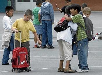 Niños saludándose el primer día de colegio (Foto: EFE)
