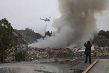 Un helicóptero intenta sofocar el incendio del vertedero en Silleda. (Foto: XOANMA PORTO)