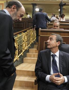 Rubalcaba y Zapatero conversan en el hemiciclo. (Foto: CHEMA MOYA)