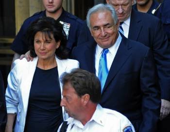Strauss-Kahn y su mujer, el pasado día 23, tras ser absuelto de los cargos. (Foto: ARCHIVO)